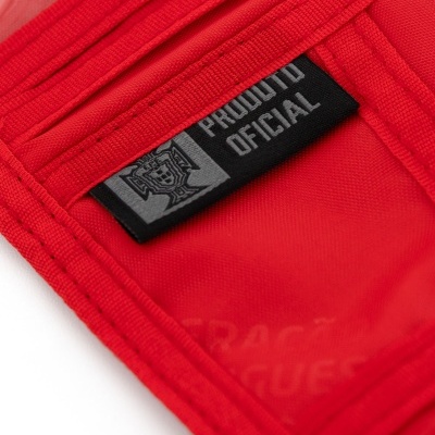 Etiqueta preta 'PRODUTO OFICIAL' num tecido vermelho