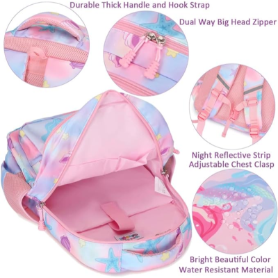 Mochila infantil colorida com padrão de estrelas do mar e peixes, detalhes em rosa e azul e alças ajustáveis.