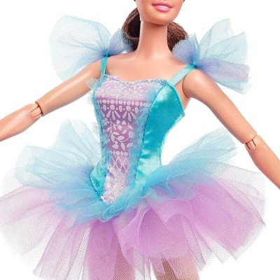 Boneca de bailarina com vestido azul turquesa e lilás e saia de tule colorida