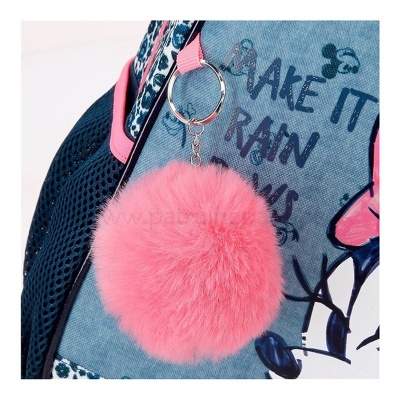 Chaveiro pompom rosa preso a mochila azul com texto e padrão floral