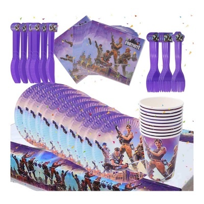 Conjunto de artigos de festa Fortnite com copos, pratos, guardanapos e garfos em cores lilás, azul e roxo