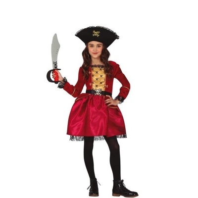 Menina vestida como pirata com vestido vermelho, chapéu preto e espada de brinquedo
