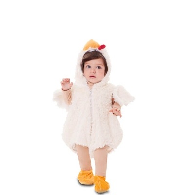 Criança trajando fantasia de pato branca e amarelo