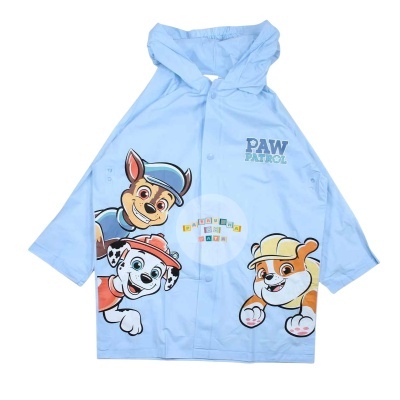 Casaco impermeável azul claro com personagens do desenho Paw Patrol e texto PAW PATROL
