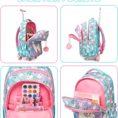 Mochila de carrinho azul com padrão de lhamas e detalhes rosa, várias divisórias abertas e material escolar no interior.