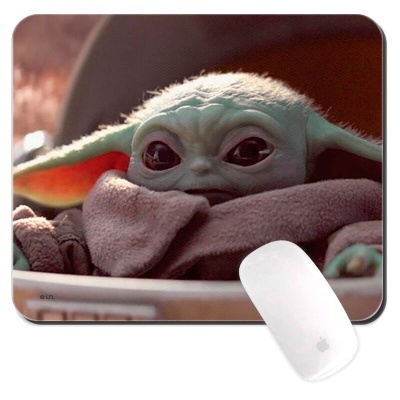 Tapete para rato com imagem do Baby Yoda e rato branco da Apple