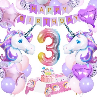 Decoração festa aniversário com balões unicórnio, número 3, faixa HAPPY BIRTHDAY e toalha de mesa colorida