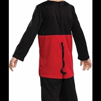 Criança com fato preto e vermelho e orelhas pretas vista de costas