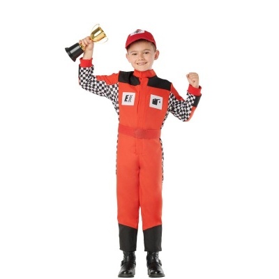 Criança com fato de corrida vermelho e troféu dourado