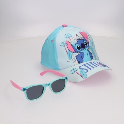 Boné azul claro com estampa Stitch e óculos de sol azul claro e rosa com tema Stitch.
