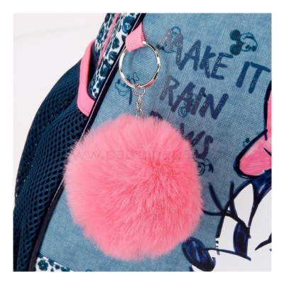 Pompom rosa felpudo pendurado numa mala azul com texto MAKE IT RAIN