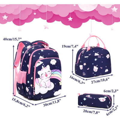 mochila azul com gatinhos unicórnio, lancheira e estojo com padrões semelhantes, medidas indicadas