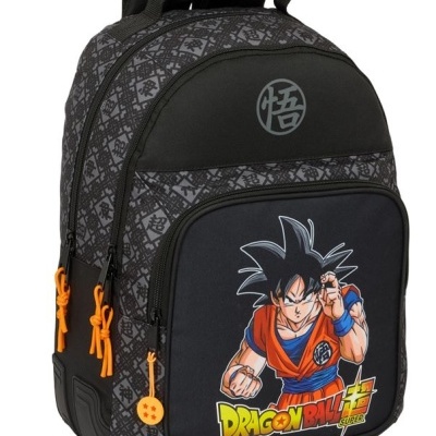 Mochila preta com imagem de Goku do Dragon Ball Super e fechos laranja