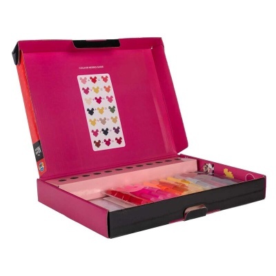 Estojo rosa e preto aberto com divisórias e silhuetas coloridas de Mickey Mouse na tampa.