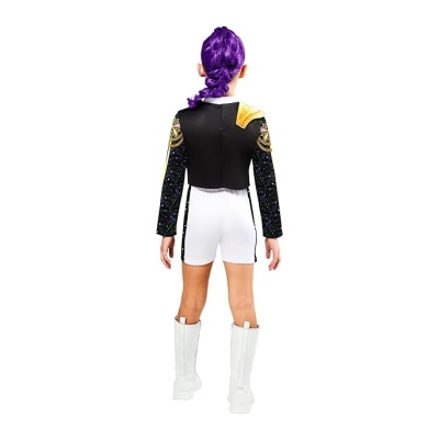 Criança de costas com fato curto branco e preto, mangas padrão dourado e roxo, botas brancas, peruca roxa trançada.