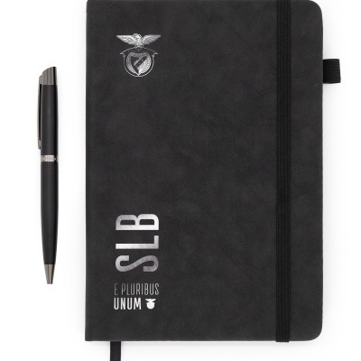 Caderno preto com elástico e caneta preta ao lado