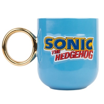 Caneca azul com pega dourada e texto SONIC THE HEDGEHOG