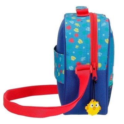 Mala infantil azul com padrão de corações e estrelas, fecho e alça vermelhos, pendente amarelo.