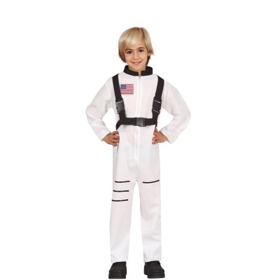 Criança com fato de astronauta branco com bandeira dos EUA