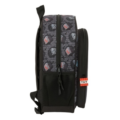 Mochila preta com padrão de cubos e etiqueta TNT