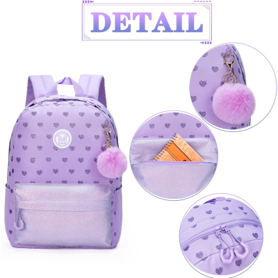 Mochila lilás decorada com corações e acessório pompom