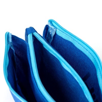 Carteira de tecido azul com três compartimentos e fechos de correr