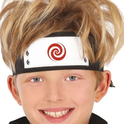 Criança com bandana preta e placa branca com símbolo vermelho espiral