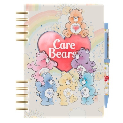 Caderno Care Bears colorido com caneta e capa ilustrada com desenhos de ursos e coração vermelho