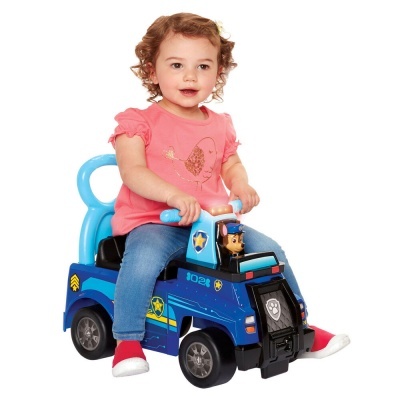 Criança num carro de brincar azul com detalhes amarelos e figura na frente