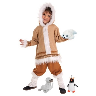 Criança com fato de inverno castanho com pêlo branco e peluches de foca e pinguim