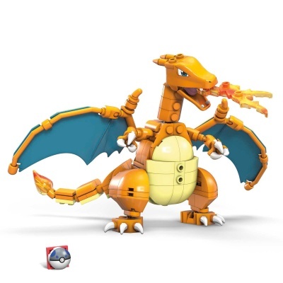 Figura de dinossauro alado laranja com asas azuis e dado Pokémon