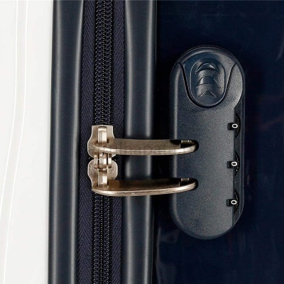 Fecho com cadeado de combinação numa mala azul escura