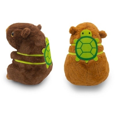 Dois peluches de castores com tartaruga verde nas costas