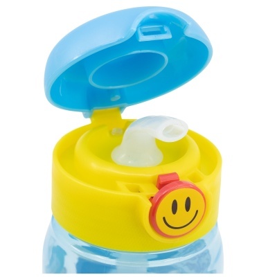 Garrafa de plástico com tampa amarela e azul e um botão vermelho com rosto sorridente
