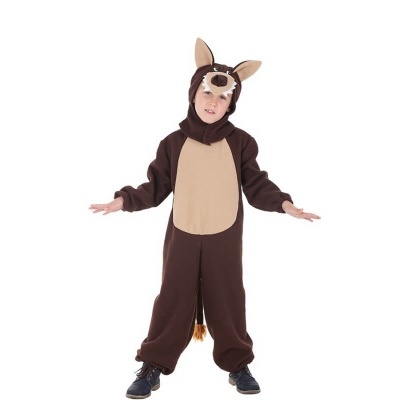 Criança com macacão de fantasia castanho escuro e bege com capuz de orelhas e nariz.