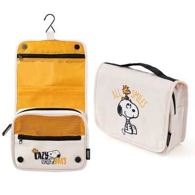 Bolsa organizadora branca e amarela com ilustração Snoopy e Woodstock e textos ALL SMILES e LAZY DAYS