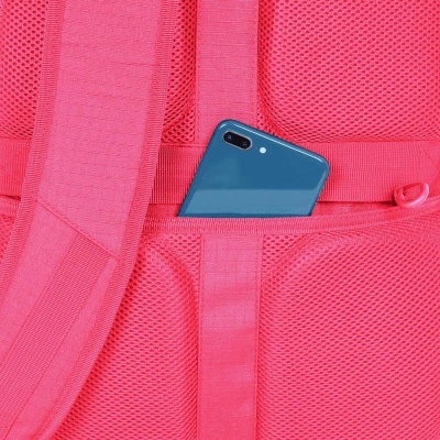 Mochila rosa com bolso exterior contendo telemóvel azul