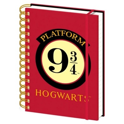 Caderno vermelho com espiral dourada e texto Platform 9 3/4 Hogwarts