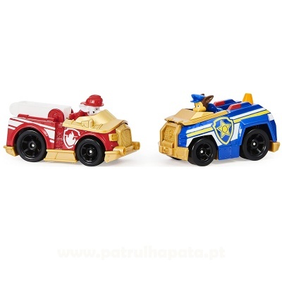 Dois carros de brinquedo, um vermelho e outro azul com figuras animadas.