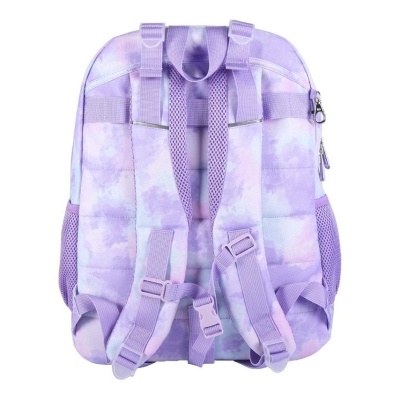 Mochila lilás com padrão de nuvens vista de trás.