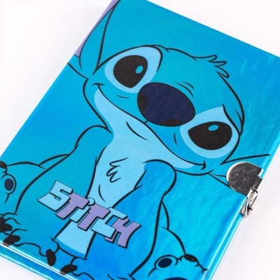 Caderno azul com desenho do personagem Stitch e fecho metálico prateado