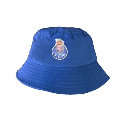 Chapéu azul tipo pescador com logótipo do Futebol Clube do Porto na frente