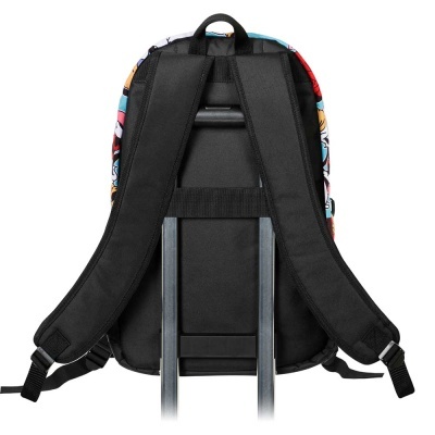 Mochila colorida vista de costas com alças pretas acolchoadas sobre carrinho de mala