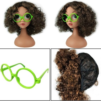 Óculos verdes redondos de plástico e peruca castanha cacheada numa rede preta