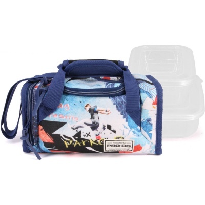 saco desporto azul com estampa de jogador de basket e caixas de plástico