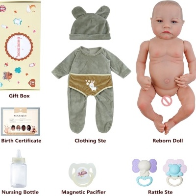 Conjunto boneca Reborn, roupa verde de veludo, garrafa, chupeta e chocalhos