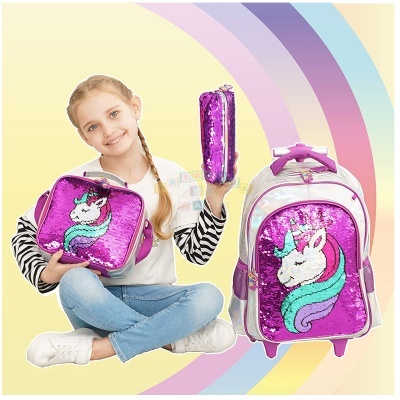Conjunto cor-de-rosa de mochila, lancheira e estojo com unicórnio em paetês, usado por menina sorridente.