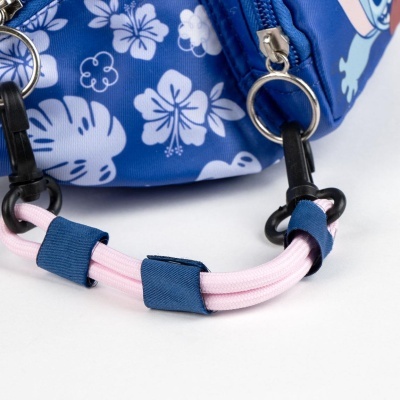Mala azul com padrão floral branco e alça de corda rosa
