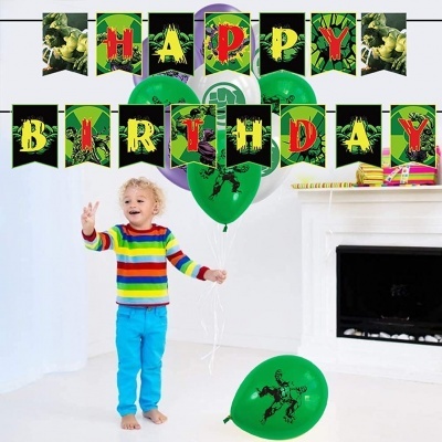 Decoração de aniversário com balões verdes e roxos e bandeirolas HAPPY BIRTHDAY