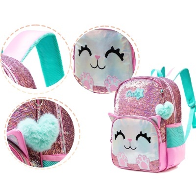 Mochila infantil rosa com rosto de gato sorridente e coração peludo azul